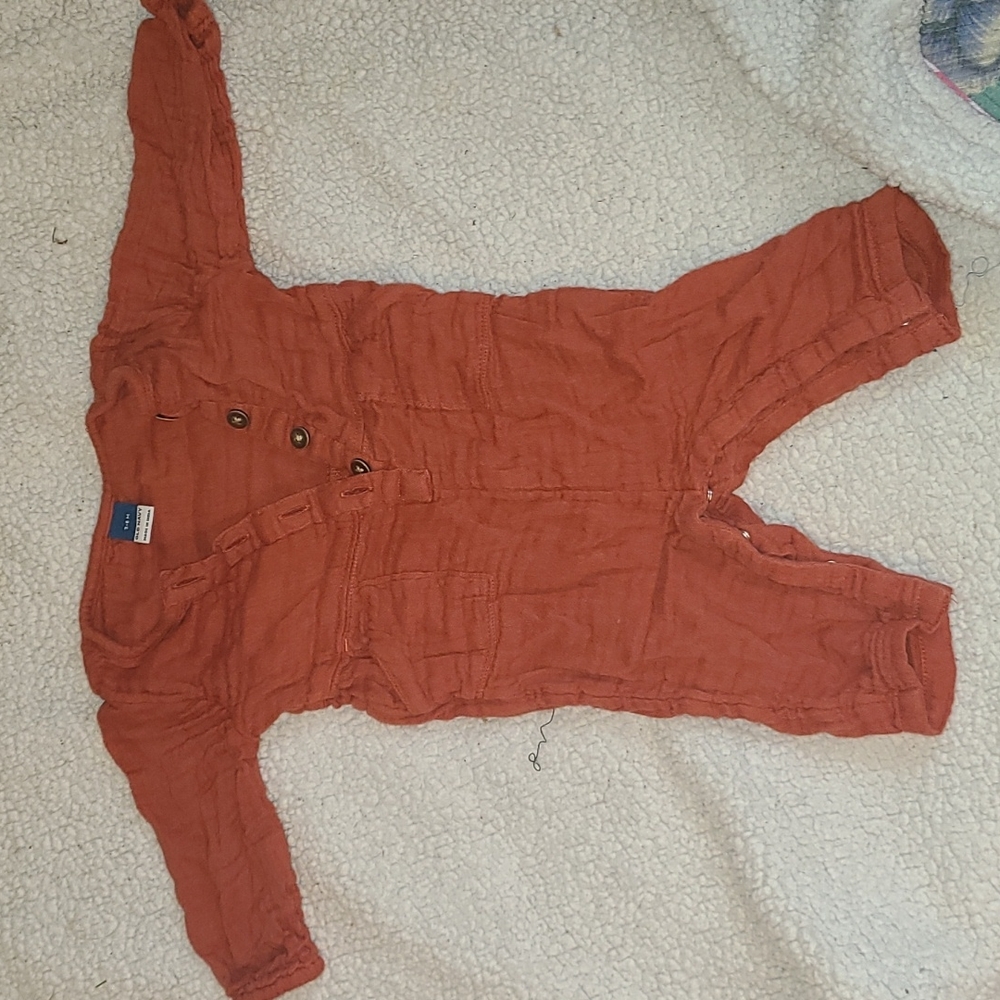 Size 3 to 6 month romper old navy.rust colored..like new.